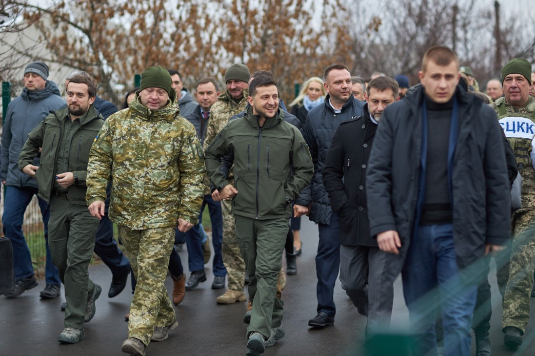 Зеленский навестил с подарками школьников в Станице Луганской