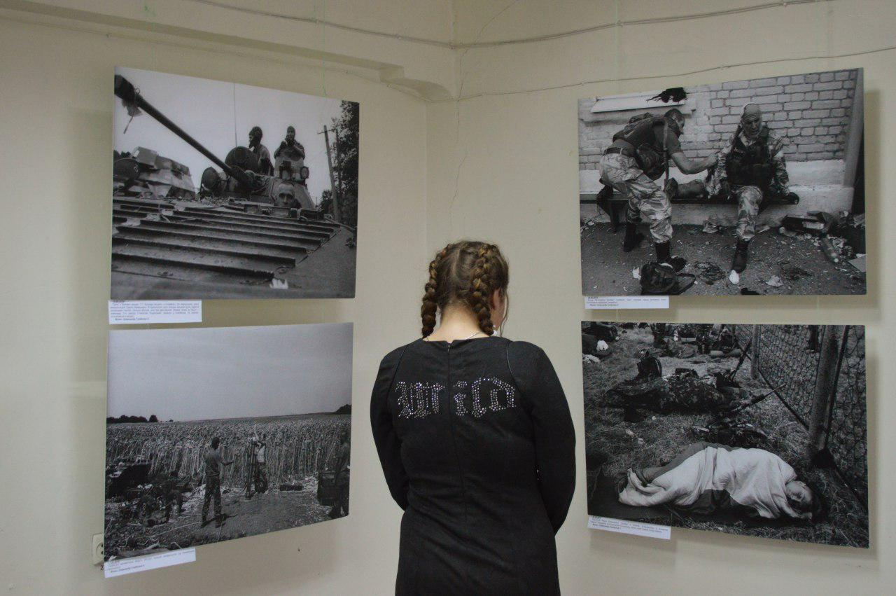 В Краматорске открылась документальная фотовыставка, посвященная боям за Иловайск