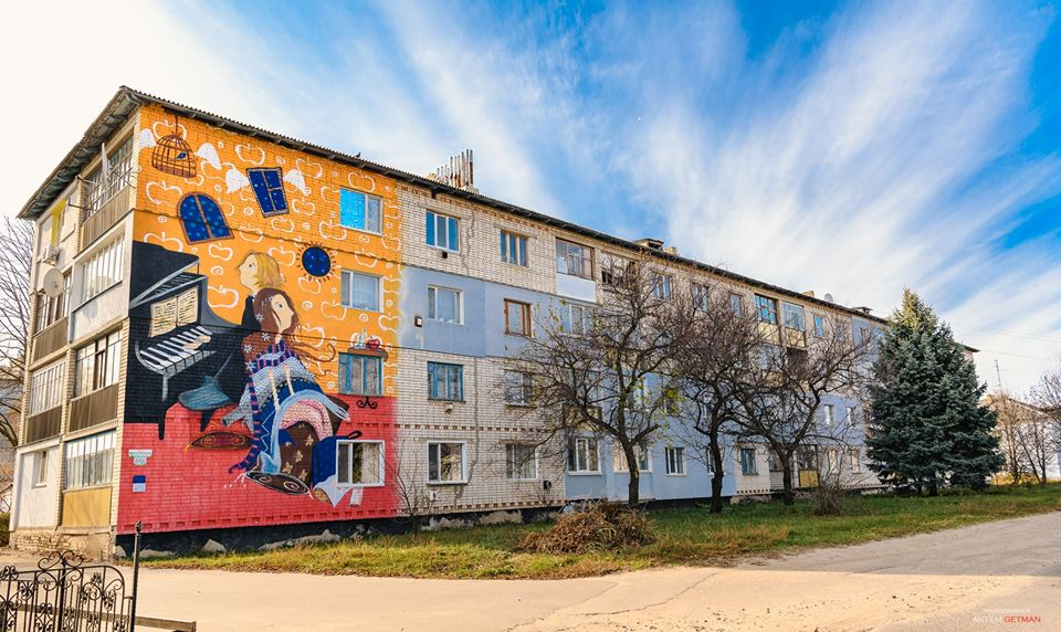 Фотограф показал яркие фото мурала на Луганщине