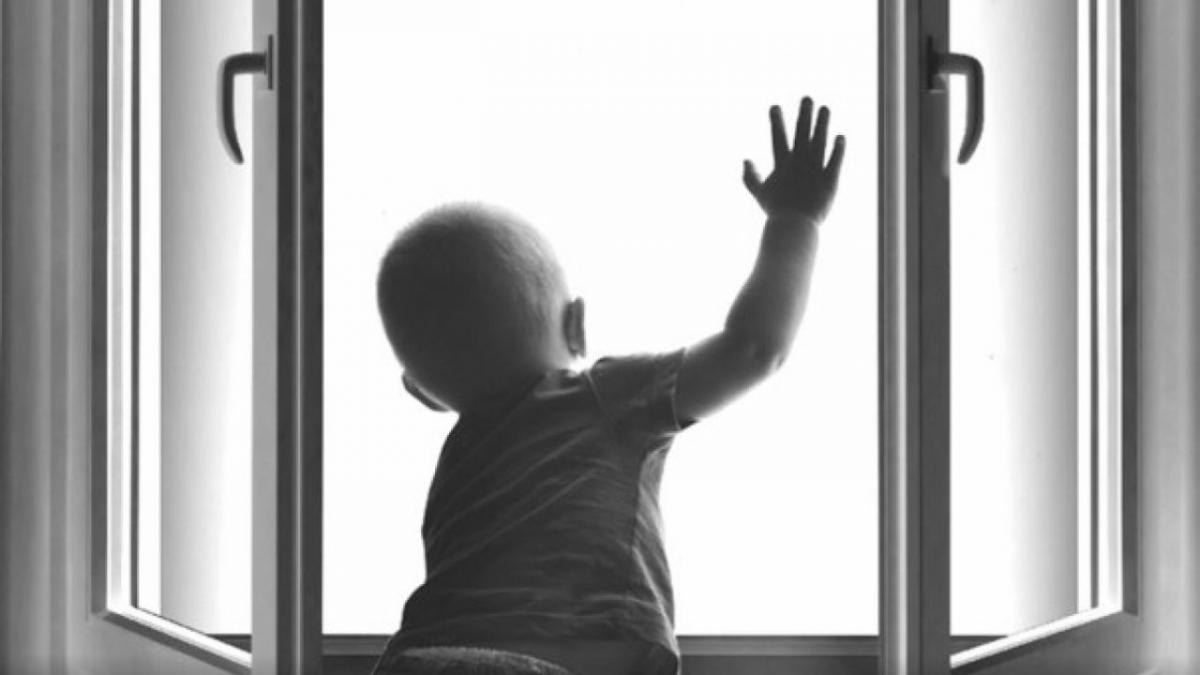 В Бахмуте 4-летний мальчик упал с 4 этажа, за его жизнь борются врачи в Днепре
