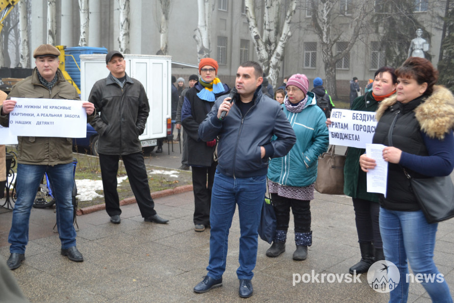 В Покровске протестуют против елки за миллион: фотофакт