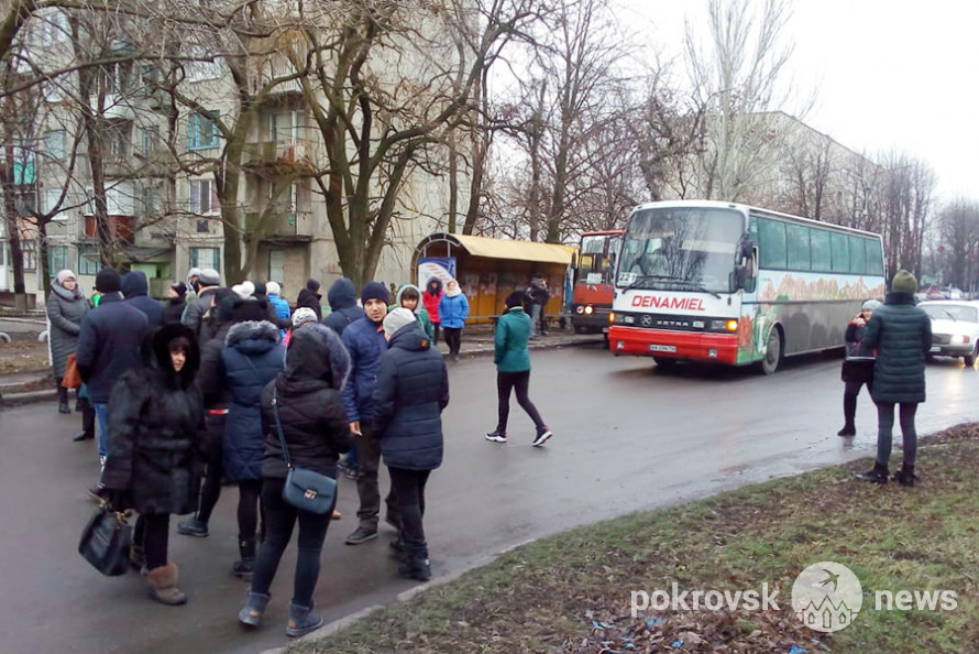 В Родинском жены шахтеров перекрыли дорогу из-за долгов по зарплате