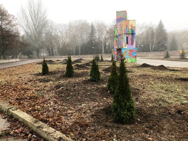 В Краматорске на аллеях в Старом городе высаживают ели: фото