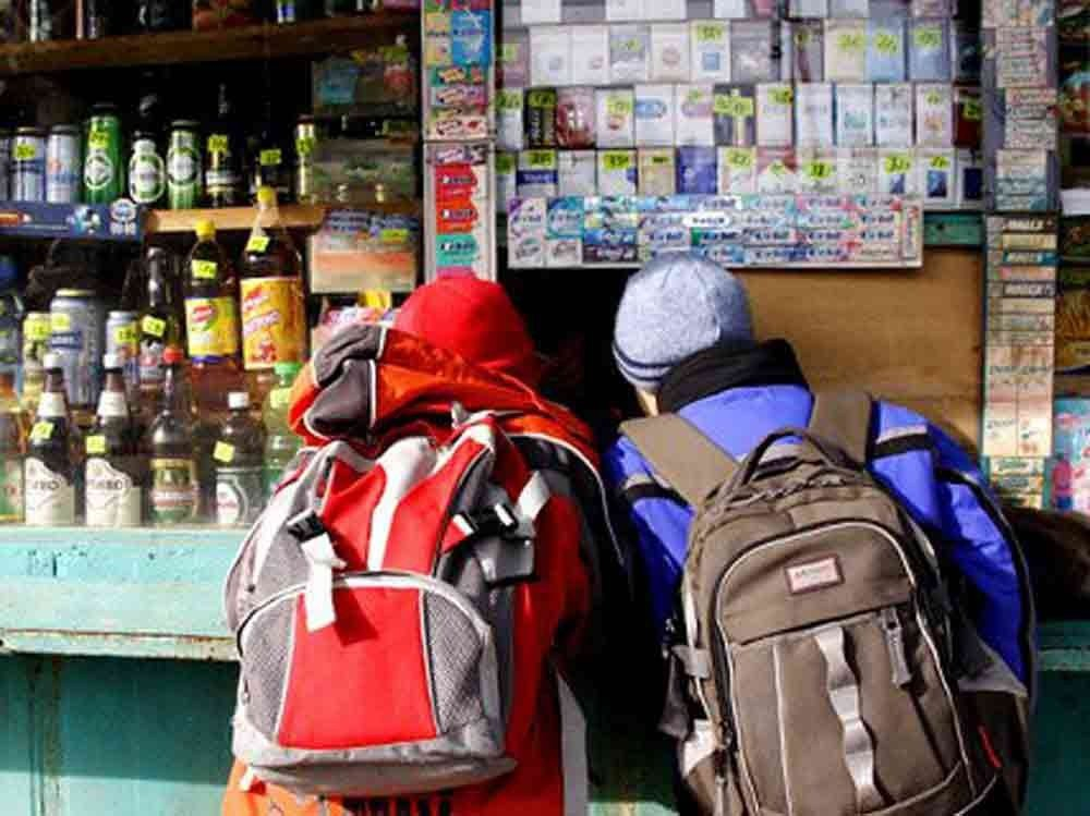 На Донетчине лишили лицензий почти 70 магазинов за продажу алкоголя и сигарет детям