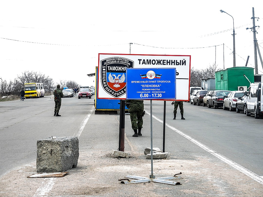 На КПП боевиков собираются огромные очереди: видео