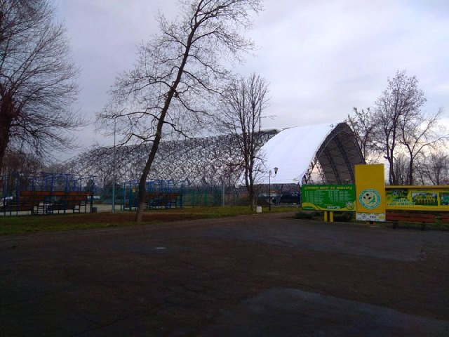 В Краматорске кроют новое футбольное поле: фотофакт