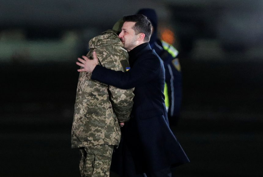 Зеленский опубликовал видео встречи освобожденных из плена боевиков украинцев