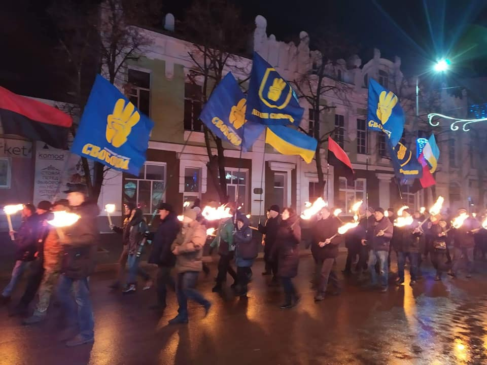 В Славянске прошло факельное шествие в честь Бандеры: фото, видео