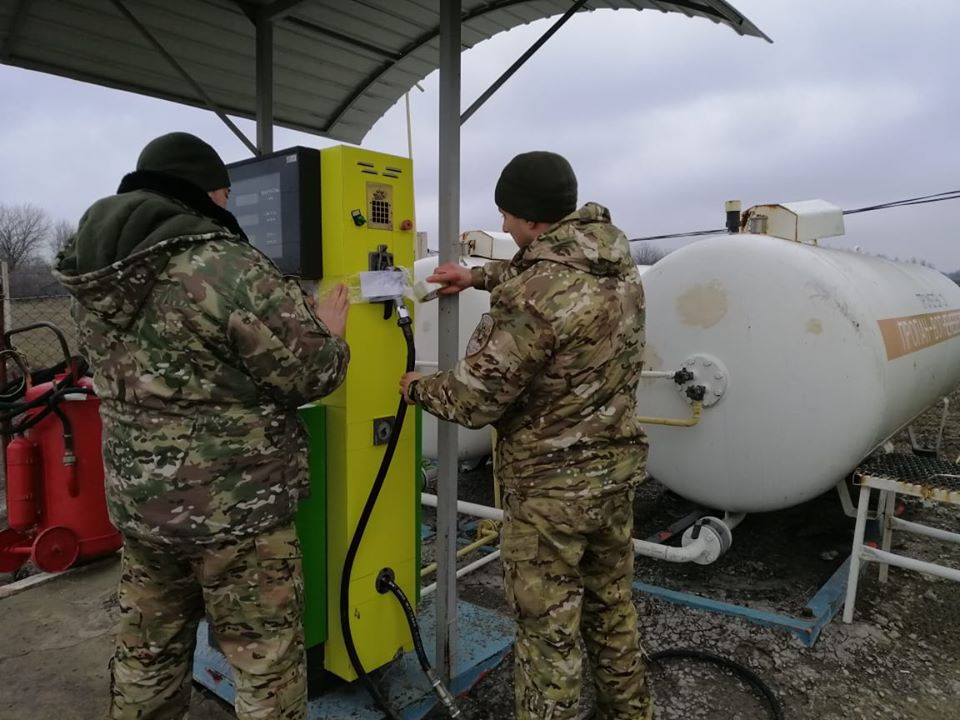 За неделю в Луганской и Донецкой областях закрыли 13 нелегальных заправок