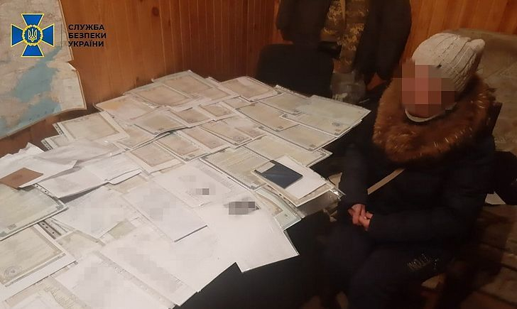 На Луганщине супруги незаконно оформляли жителей ОРДЛО переселенцами