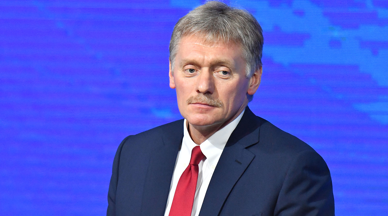 Сурков не уволен, де-факто он остается помощником президента, - Песков