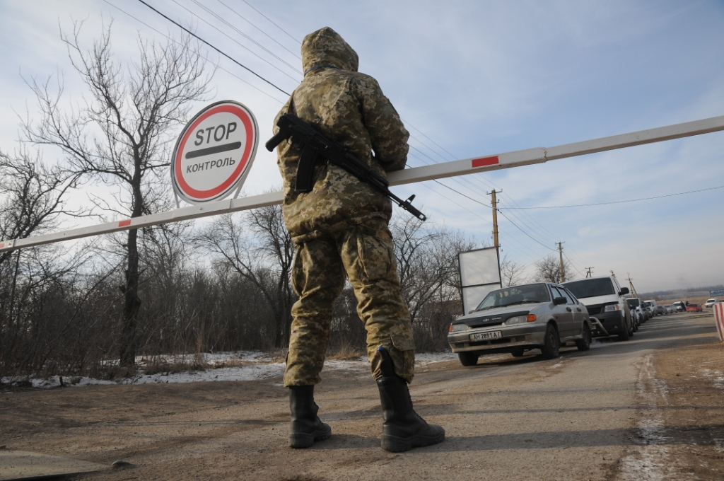 На КПВВ Донбасса отмечается рост потока людей, в очередях стоит более 200 машин