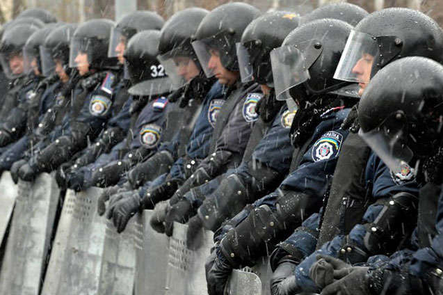 В Киев пытаются вернуть еще трех бывших "беркутовцев" после обмена