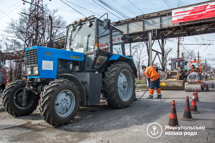 В Мариуполе делают ямочный ремонт холодным асфальтом