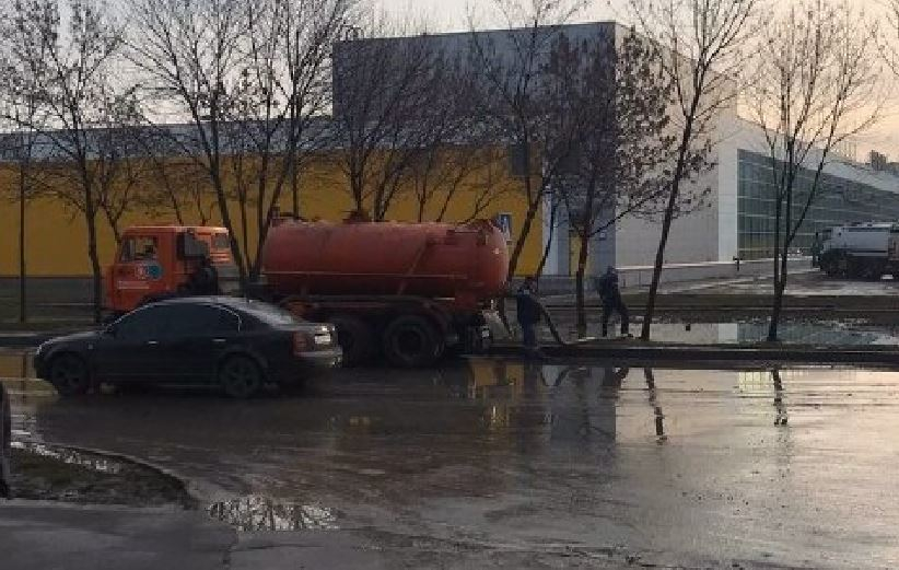 В Мариуполе произошла авария на канализационном коллекторе: для ликвидации последствий работает 30 человек