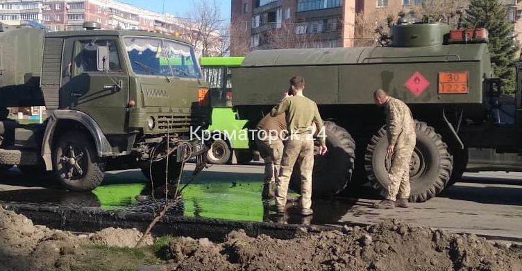 В Краматорске столкнулись 2 грузовика с ГСМ: фото, видео