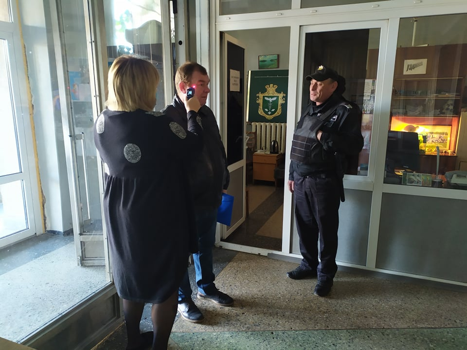 При входе в горсовет Славянска люди будут проходить температурный скрининг