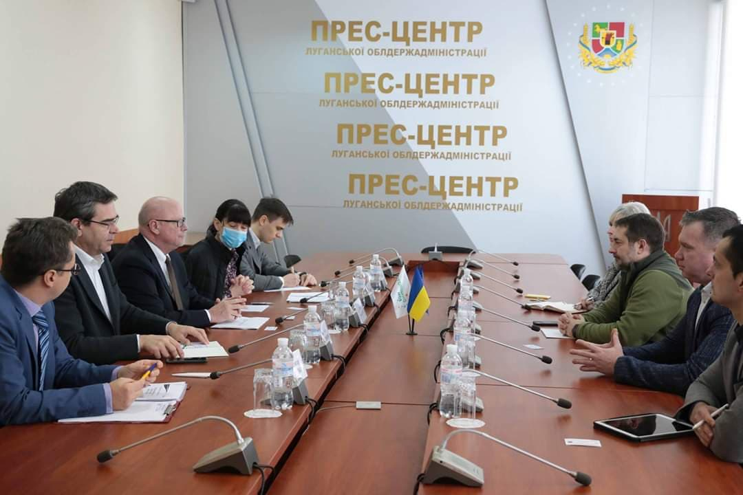 Глава Луганской ОГА встретился с делегацией USAID