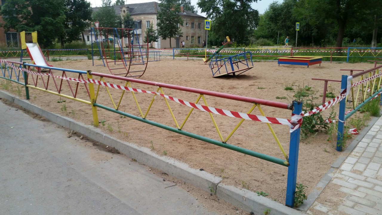 На Луганщине прокуратура установила, что 11 детских площадок несут угрозу жизни