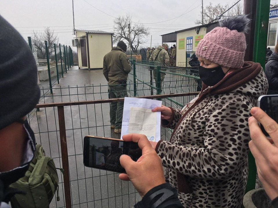 Через закрытое КПВВ "Станица Луганская" сегодня хотело пройти 90 человек