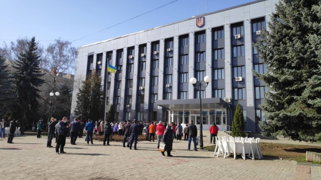 В Бахмуте под горсоветом прошел протест: фото