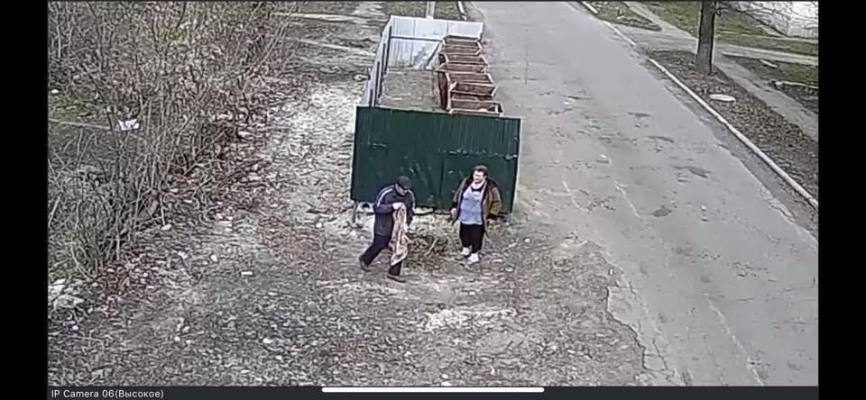 В Родинском на Донетчине показали людей, которые устраивают стихийные свалки