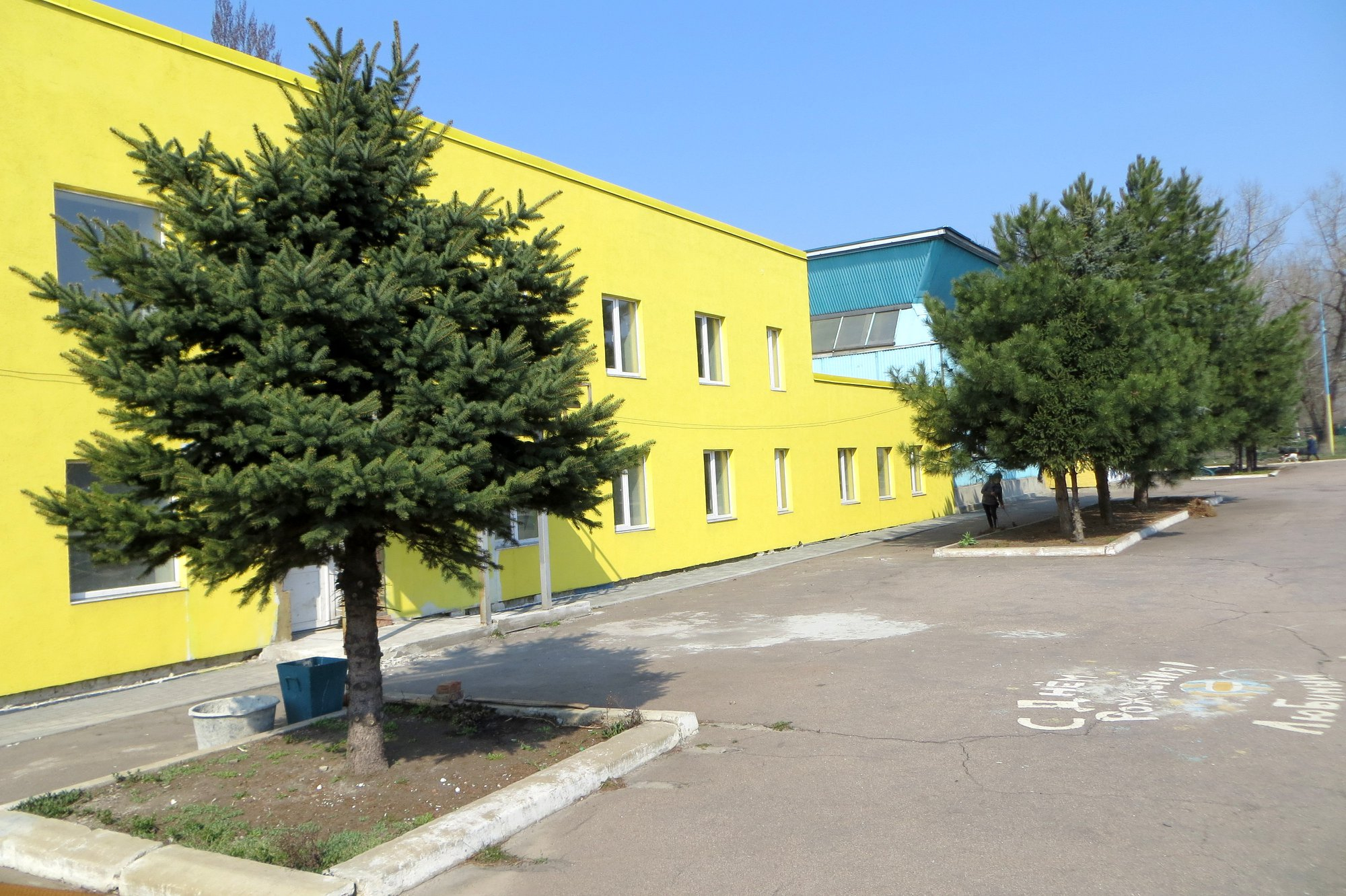 В Родинском на Донетчине ведется капитальный ремонт областного спорткомплекса