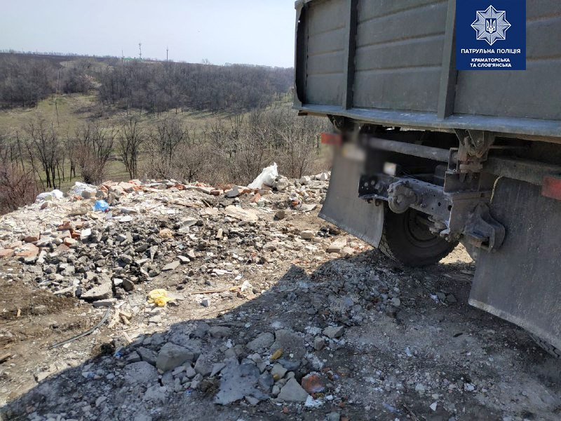 В Краматорске оштрафовали мужчину, который вывез мусор грузовиком в запрещенное место