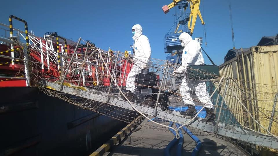 В порту Мариуполя пограничники проводят температурный контроль