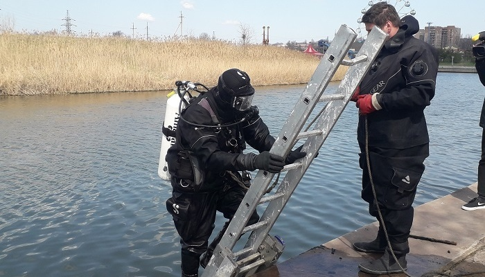 В Мариуполе водолазы очищают дно реки Кальчик