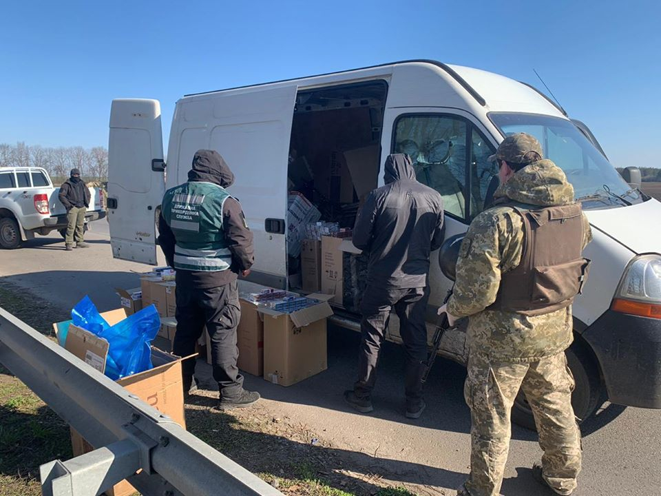 Пограничники в зоне ООС задержали микроавтобус с контрабандой сигарет