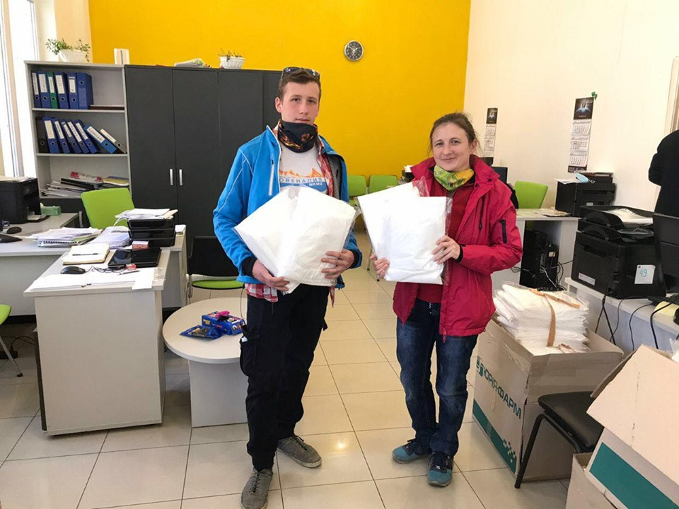 Предприниматели, активисты и волонтеры шьют защитные костюмы для краматорских медиков