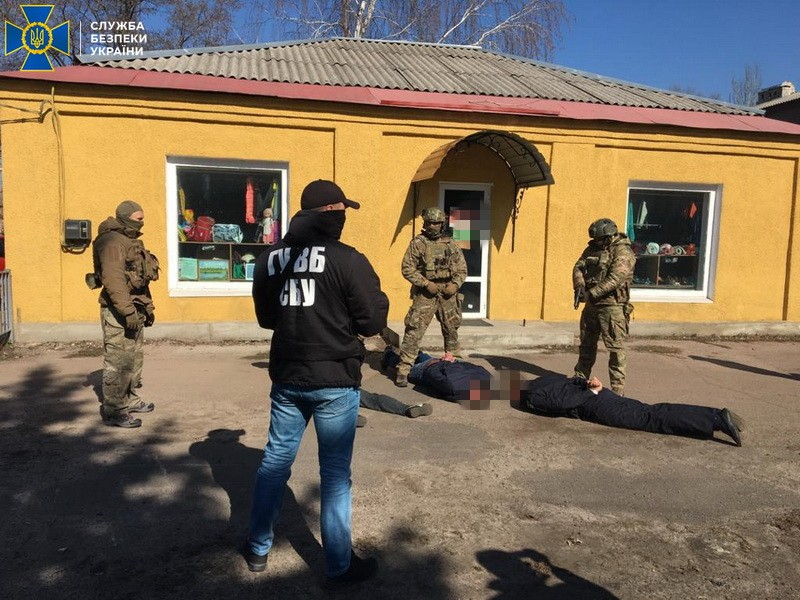 СБУ в Лимане Донецкой области задержала двух полицейских во время получения взятки
