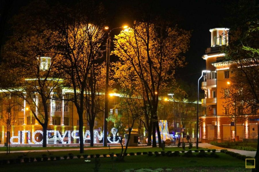 В сети показали фото ночного Мариполя в пасхальную ночь