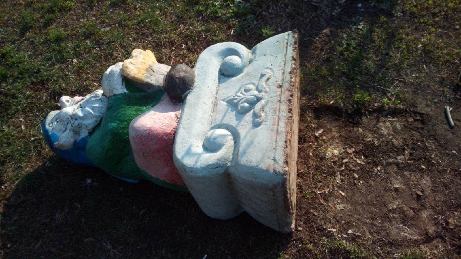 Ночью сразу несколько районов Константиновки пострадали от вандалов: фото