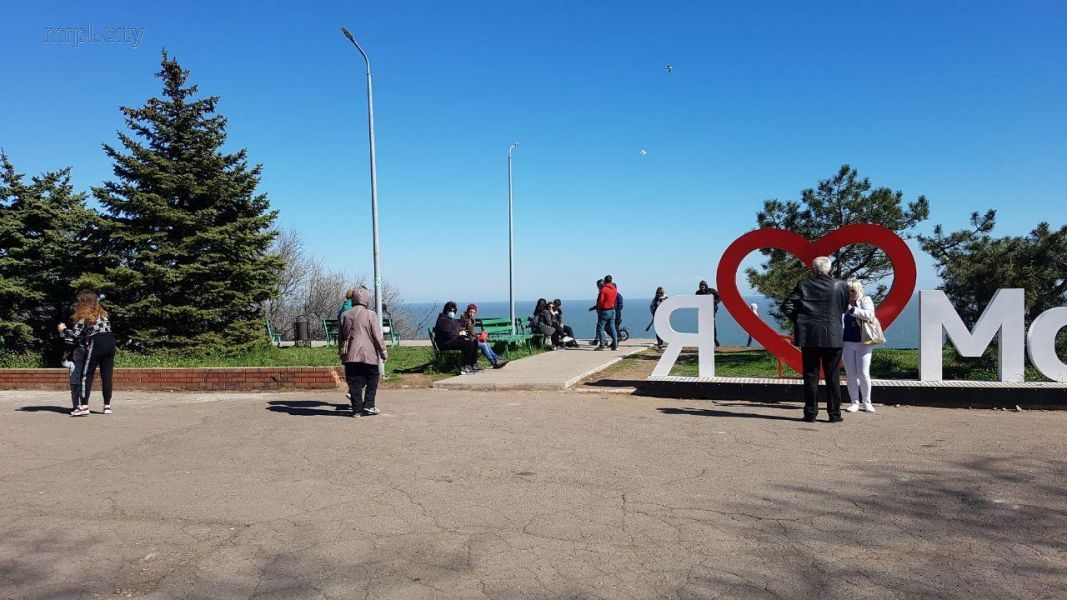 Мариупольцы массово проводят выходные на море, несмотря на карантин