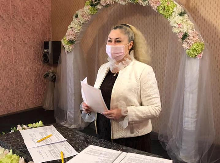 Свадьбы в масках: в Мариуполе за время карантина заключен 121 брак
