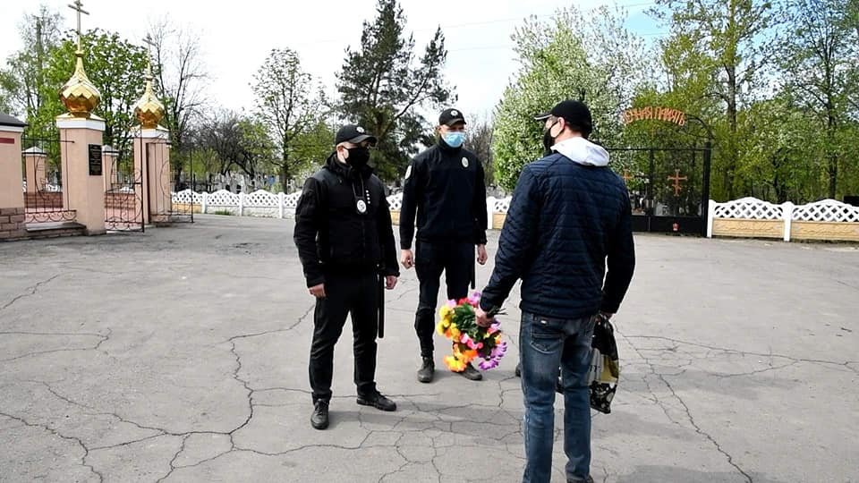 Полиция Луганщины обеспечила правопорядок на 113 кладбищах области