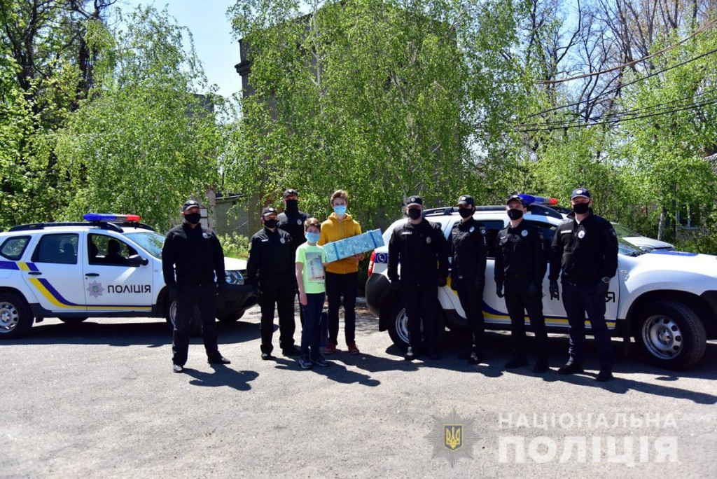 Полицейские Мариуполя поздравили с 16-летием сына погибшего от пули боевика "ДНР" сотрудника