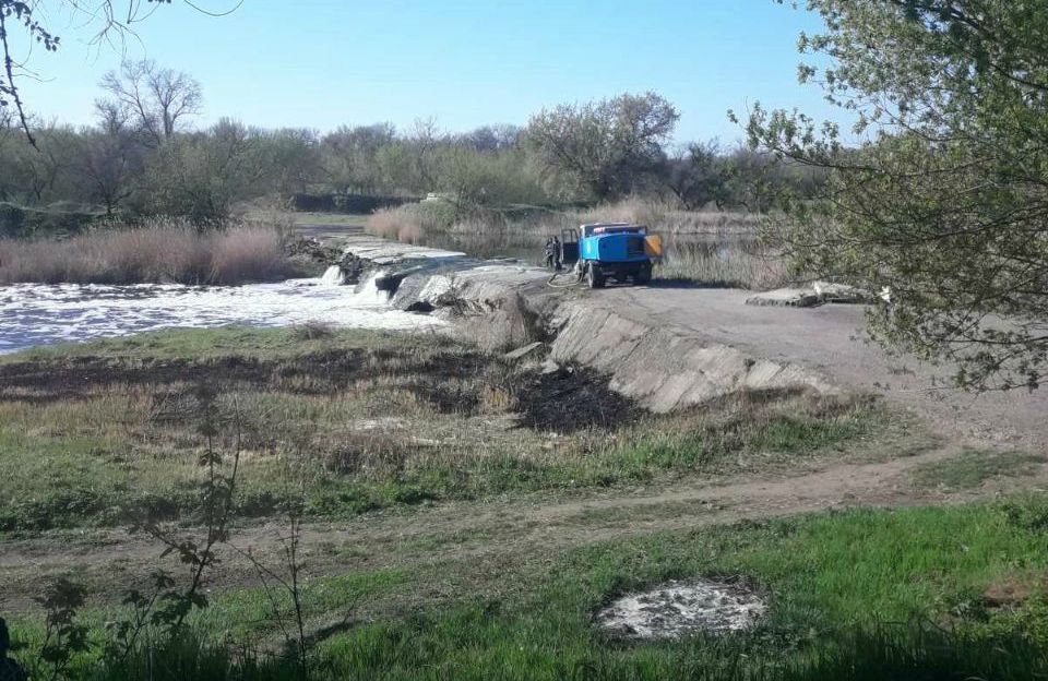 В Дружковке для обработки дорог используют речную воду: фото
