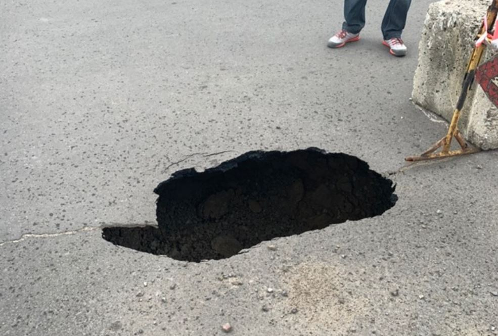 В Северодонецке на дороге образовался провал: водителей призывают быть осмотрительными