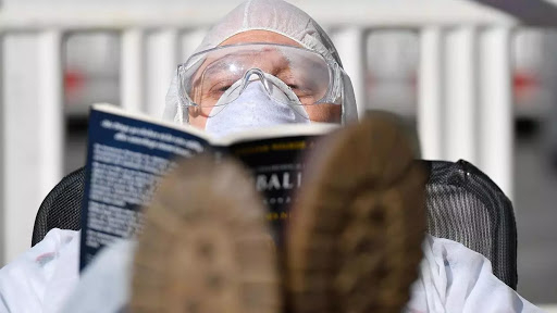 Полицейские Донетчины рассказали о том, какие книги можно почитать на карантине