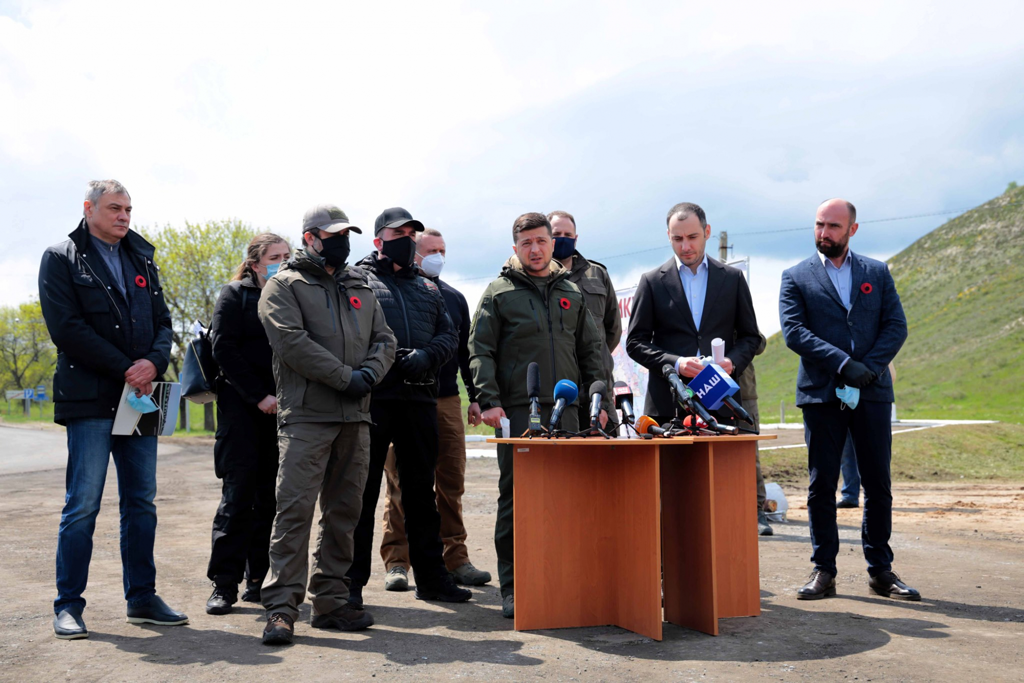 Зеленский осмотрел ремонт на автодороге Северодонецк - Станица Луганская