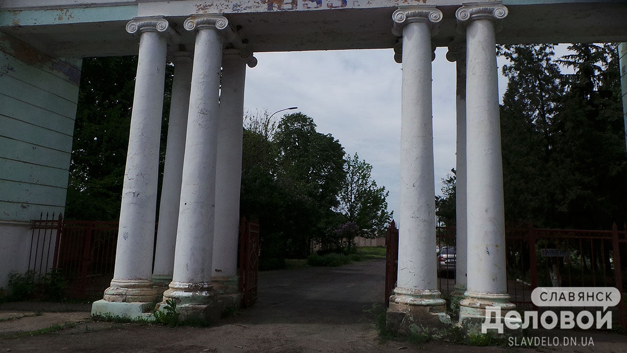 В Славянске начали реконструкцию стадиона: фото