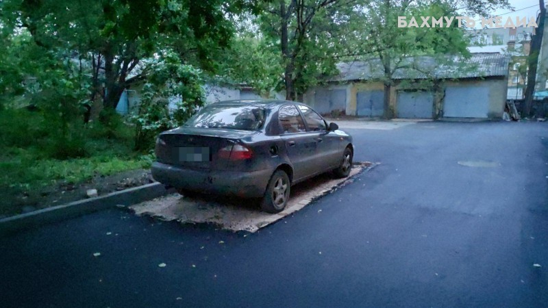 В Бахмуте дорожники уложили асфальт вокруг припаркованного автомобиля