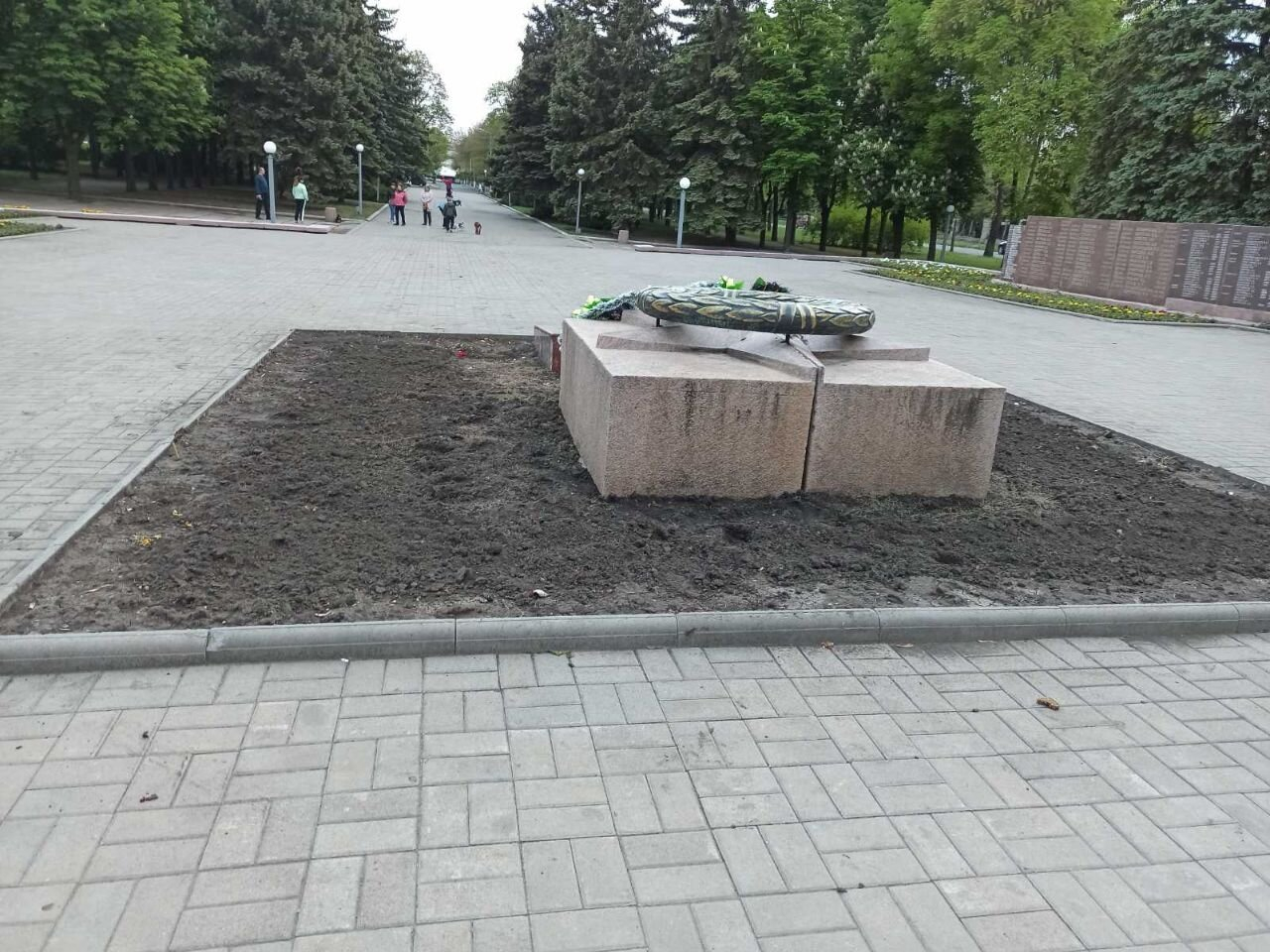 Фотофакт: коммунальщики Краматорска выкопали цветы у Вечного огня