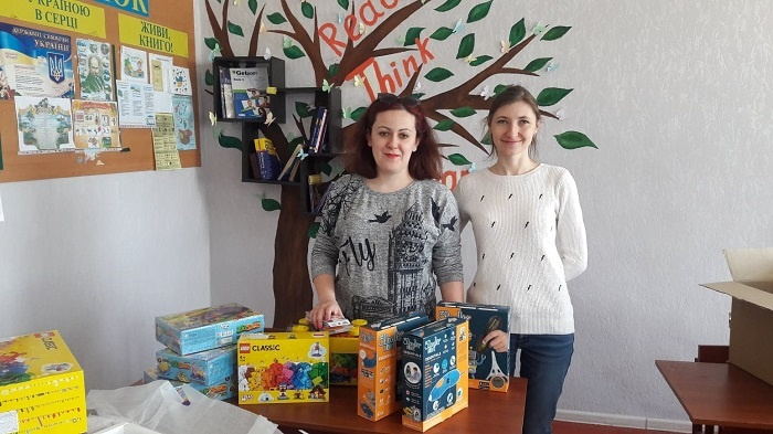 Учителям английского языка из Мариуполя вручили образовательные наборы
