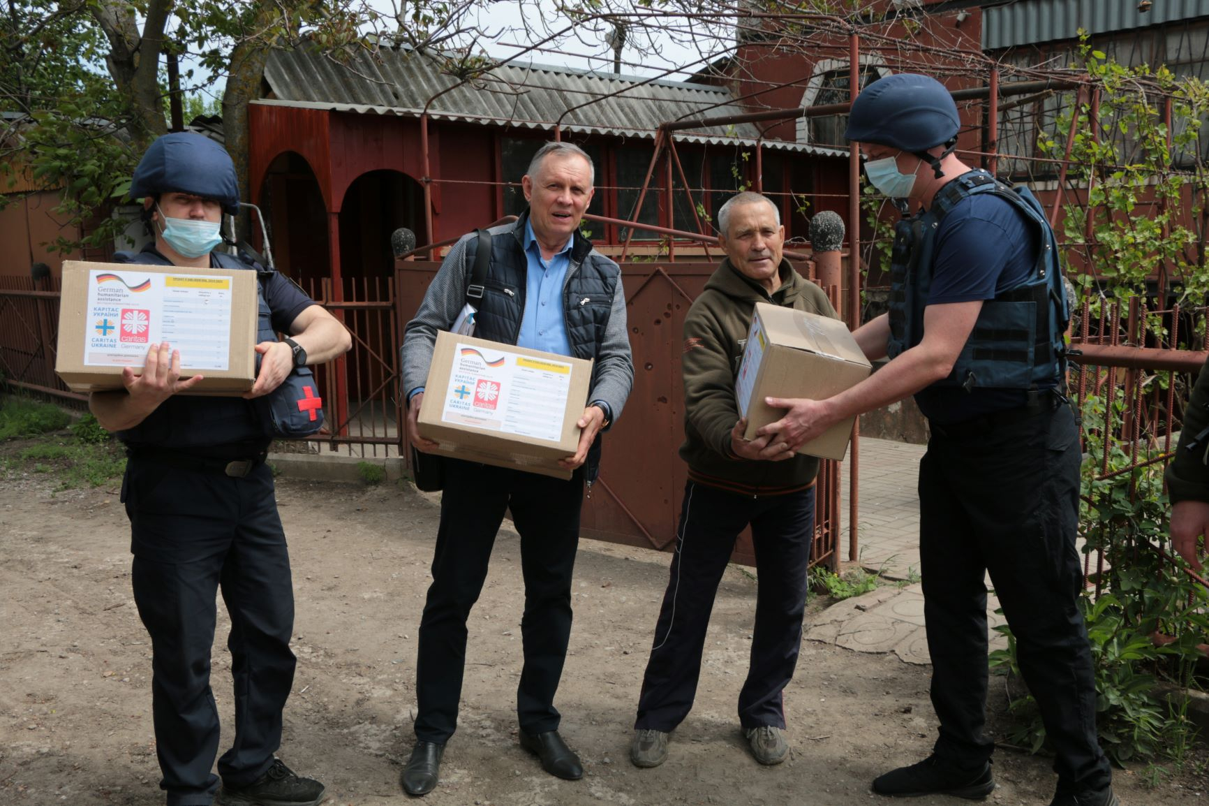 Спасатели передали в прифронтовое Водяное медикаменты и продукты