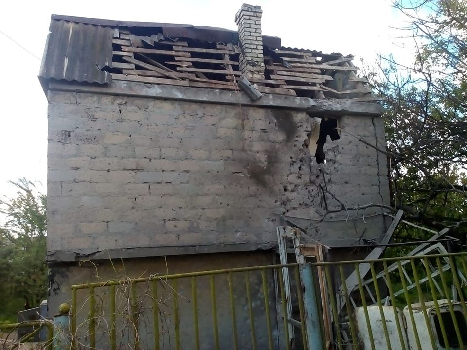 В результате обстрела боевиками в Каменке повреждены жилые дома