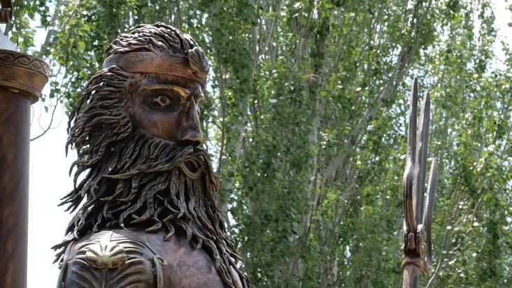 В оккупированном Луганске установили двухметровую фигуру Посейдона